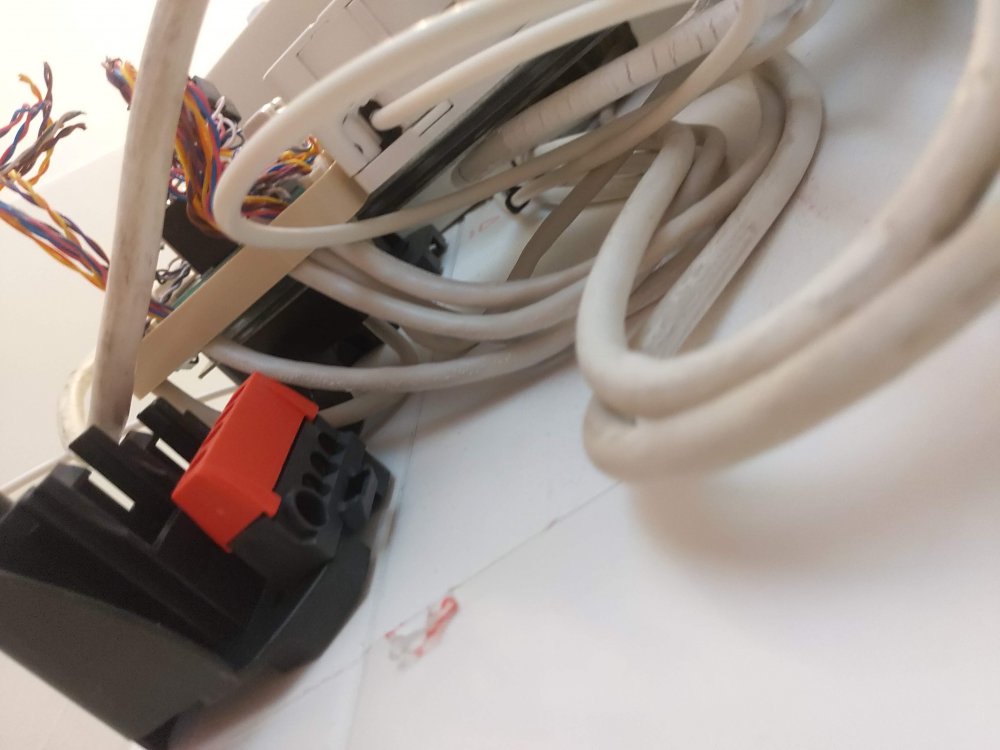 Vue de dessous du boitier DTI, où les câbles Ethernet semblent arriver